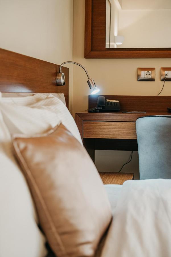 Center Hotel จีโรคาสเตอร์ ภายนอก รูปภาพ