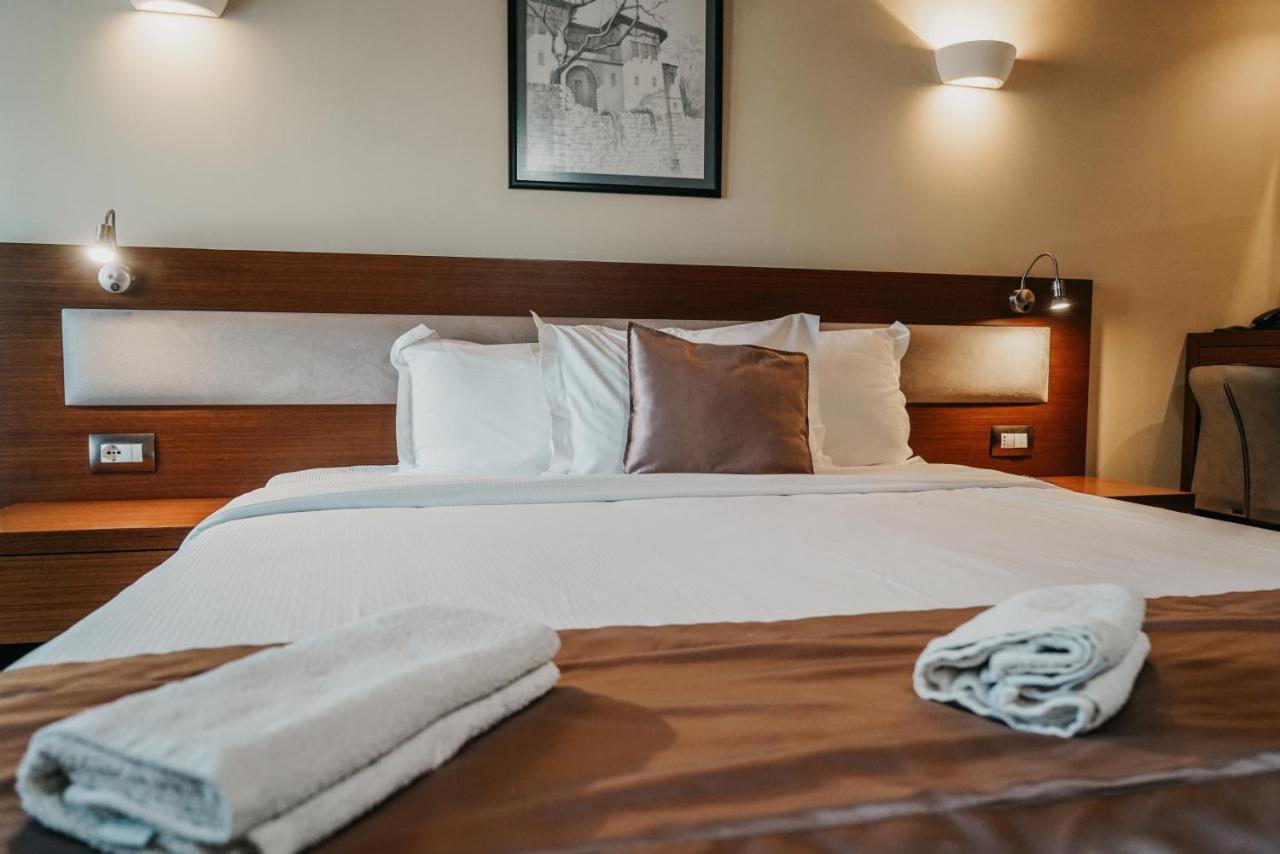 Center Hotel จีโรคาสเตอร์ ภายนอก รูปภาพ