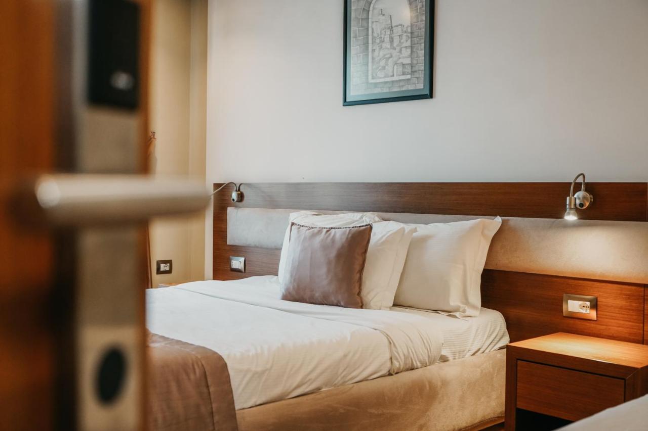 Center Hotel จีโรคาสเตอร์ ภายนอก รูปภาพ