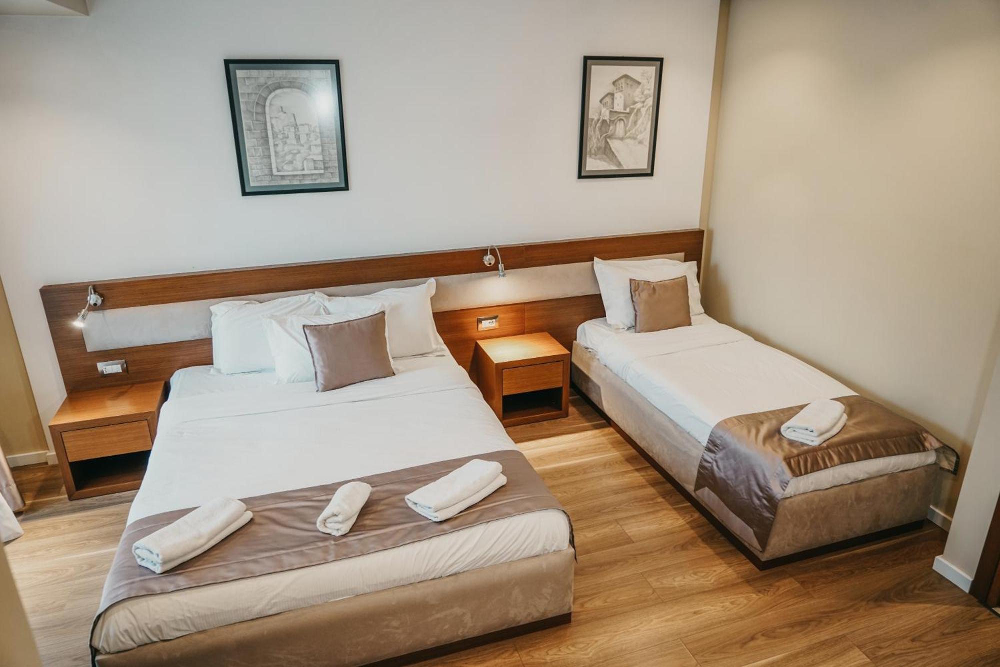 Center Hotel จีโรคาสเตอร์ ภายนอก รูปภาพ