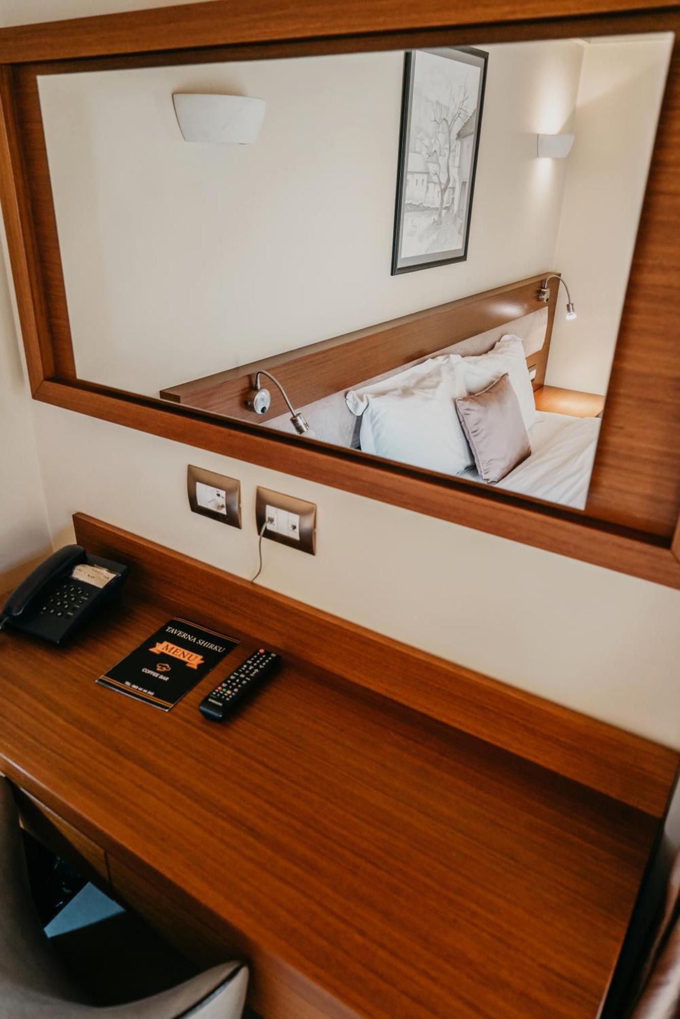 Center Hotel จีโรคาสเตอร์ ภายนอก รูปภาพ
